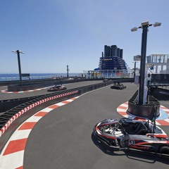 Norwegian Bliss w NCL President Andy Stuart