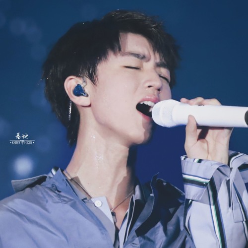 Trời cao biển rộng - Vương Tuấn Khải LIVE| 王俊凯 - 海阔天空