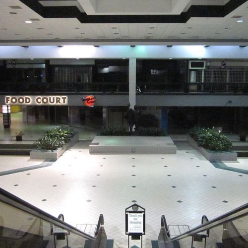 walking in a dead mall and the only song playing on the speakers is the nokia ringtone