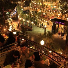 قمرين دول والا عينيك؟