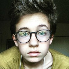 Kara performing "Paper Moon"