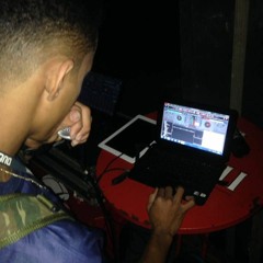 NO ESCURINHO DA FAVELA VS COM O BUCETÃO ELA ARRASTA (( DJ LC DA ILHA )) TAMBORZIN AVANÇADO