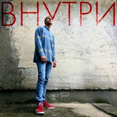 среди разбитых витрин