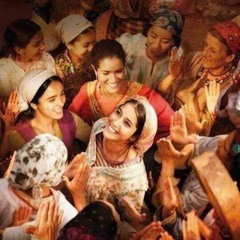 لابسه العبايه السوده