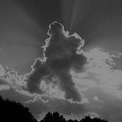 ~ Mystiq~  Have a Good ThunderDay... ;)