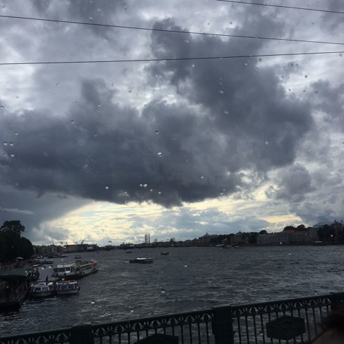 یه غمی تو این هوا هست که آدم دلش میخواد بمیره