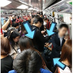 乘客請盡量行入車廂中間 Please move into the centre of the train