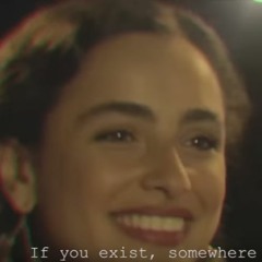 فتاة الفُستان الأصفر