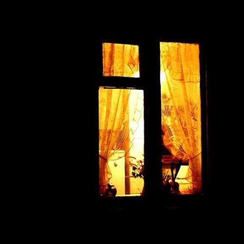 Ноты свет твоего окна. Под твоим окном. Слова песни осень осень лицей. Свет в окне. Что такое за окном стих.