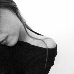 Φεύγω Μακριά - Δανάη Π.