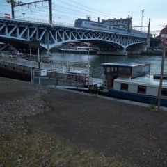 les amarres du sonic tenant fermement la péniche à quai