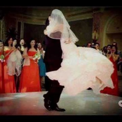 تسمحيلى بالرقصه اﻻولى