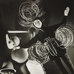 "Aphrodite Aime Les Sourires."