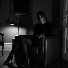L'amour Avec La Fille Dans Un Fauteuil En Plastique