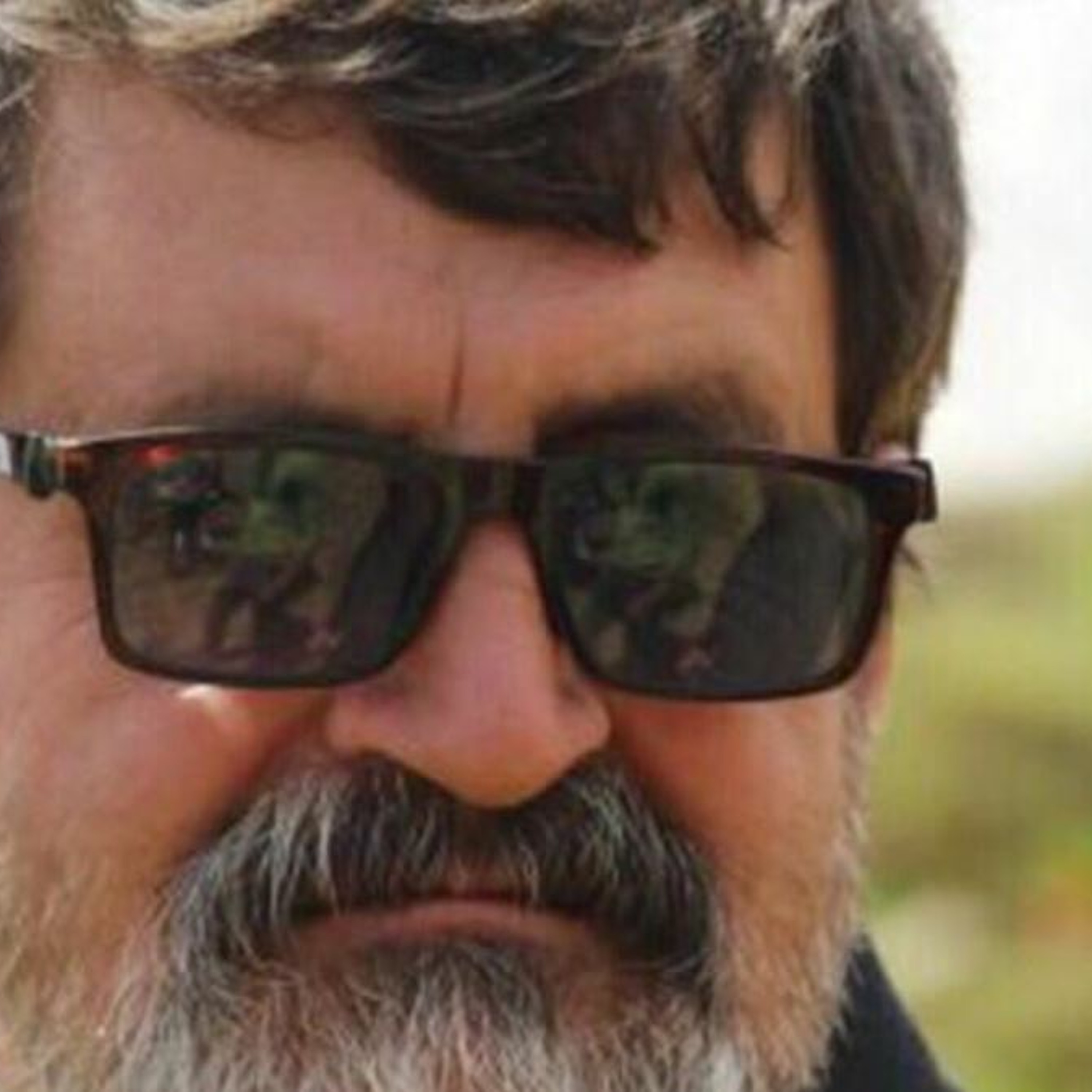 گفت‌وگوی با دختر محمد راجی در مورد فشار نیروی انتظامی برای دفن شبانه او
