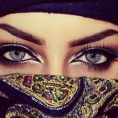 السيف في الغمد لا تخشى مضاربه .. وسيف عينيكِ في الحالين بتارُ