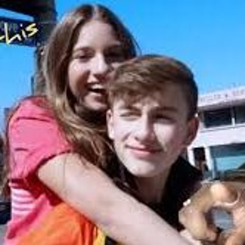 Lauv - I Like Me Better (Johnny Orlando + Mackenzie Ziegler) (1)