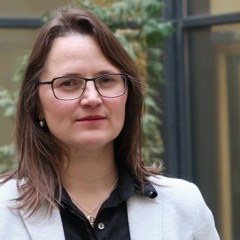 Advokat Cecilie Schjatvet på telefonen med pappa. Oktober 2016.