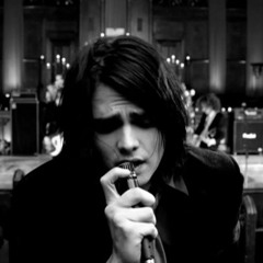 Gerard Way singing Umbrella by Rihanna