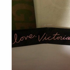 Victoria justice drops top