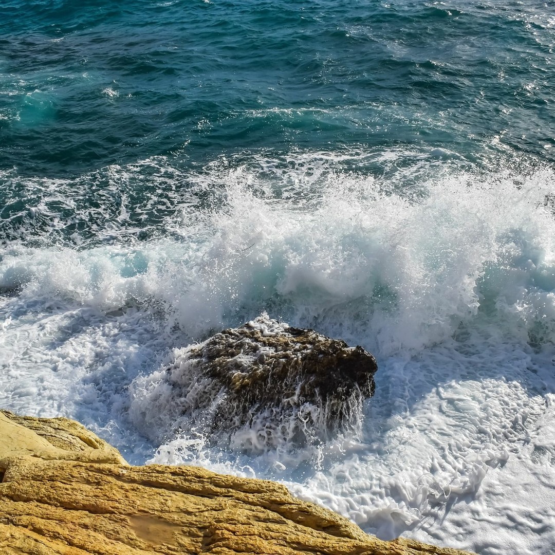 Ситжес волны морской прибой. Волна то шумит. Волна то шумит. Звук шторма. Волны звука фото.
