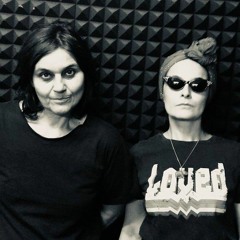 akademisches Noise, hoch qualifiziertes Poetry - Frau mit Haaren auf der Brust