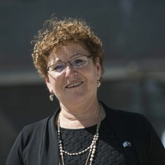 "בכל בוקר, מול המזוזה, אני אומרת לאלוהים - דיר באלק אל תיגע לי בילדים הנותרים"