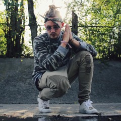 MOMENT - Nikolas Logo