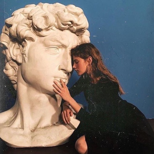 من يوم شفته وخاطري مولع فيه.