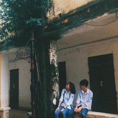 Anh giữ xe và cô bán báo.