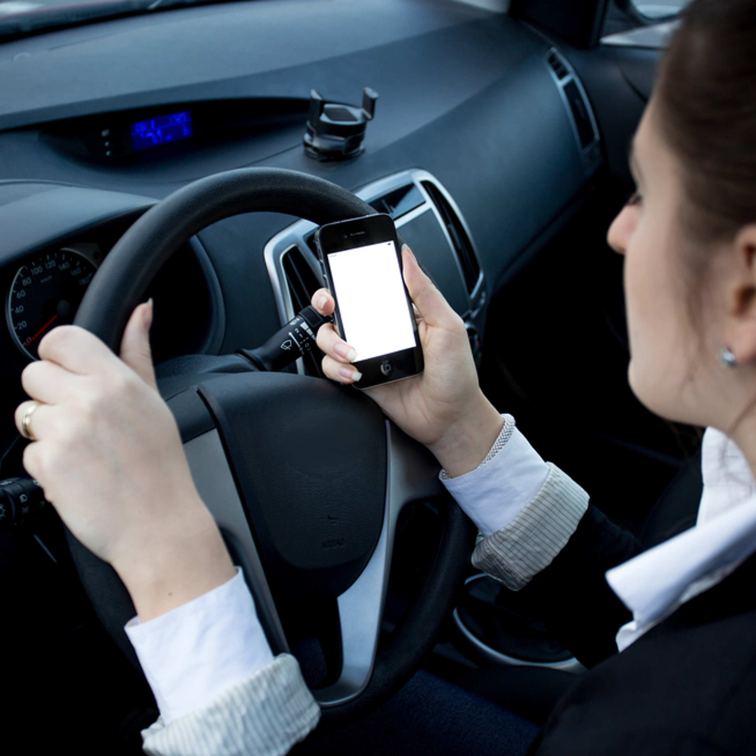 Smartphones: how laws against using an electronic device behind the wheel are strictly upheld