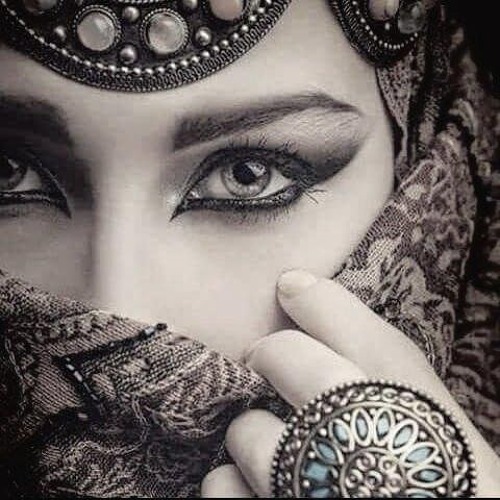 يا ساحر المقلتين والجيد ... وقاتلي منه بالمواعيد