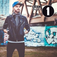 Dossa & Locuzzed - Synthesizer (feat. Dorian) (BBC Radio 1 Premiere)