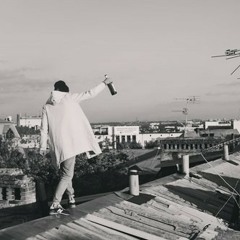 وحيد في عُليّة البيت