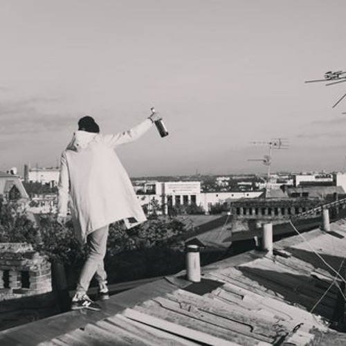 وحيد في عُليّة البيت