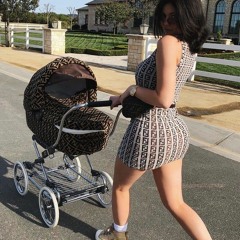 DarkDollas - On Her Knees (feat. Yung Burr)