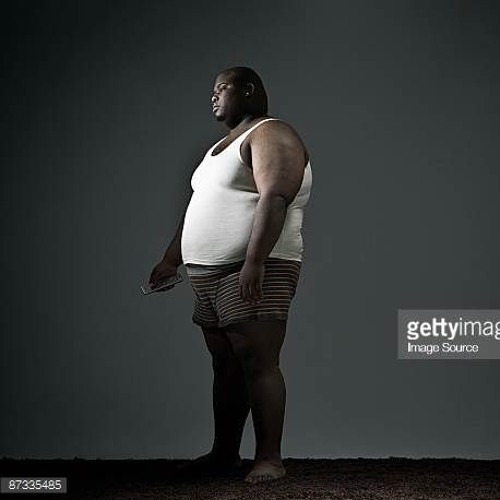 Толстый негр с молодым. Задумчивый толстый человек. Ген лишнего веса. Ожирение в Великобритании.