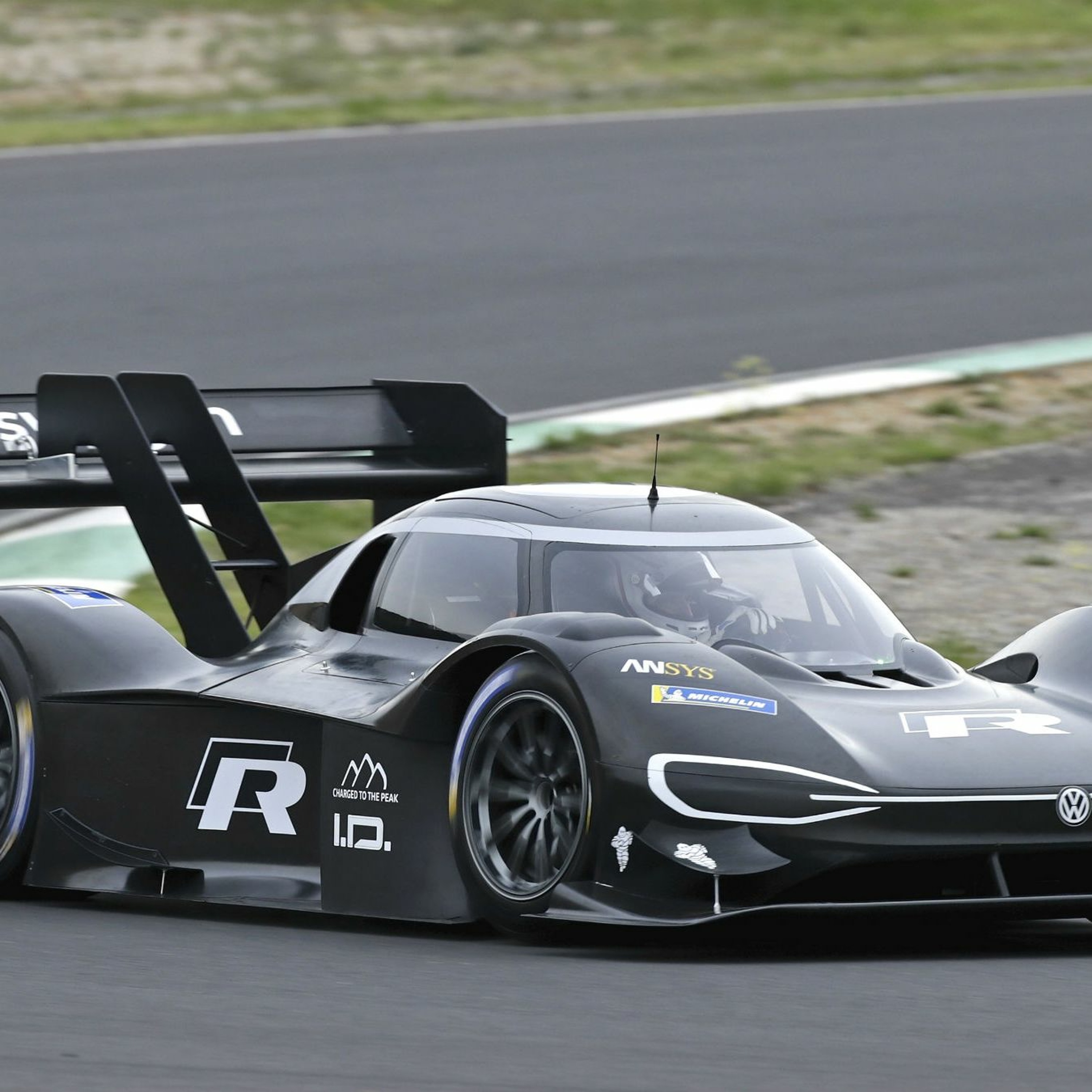 Pikes Peak: VW beats the record with an electric vehicle, what does it mean for us? thumbnail