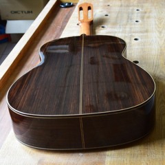 Omar Espinosa joue ses compositions sur une guitare de luthier Youri Soroka - Pièce3