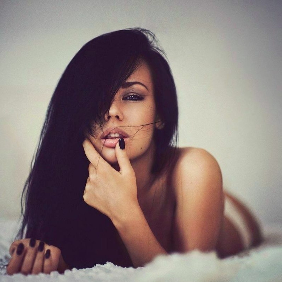 Женщина одним своим молчанием. Она молча учит что это. Кто учит молча. Любить молча. Она молча учит что это.