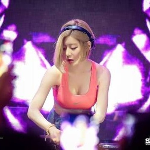 Yoggi Randa - NONSTOP FUNKOT GOYANG AKIMILAKU VS AZMI PERNAH 2018.mp3