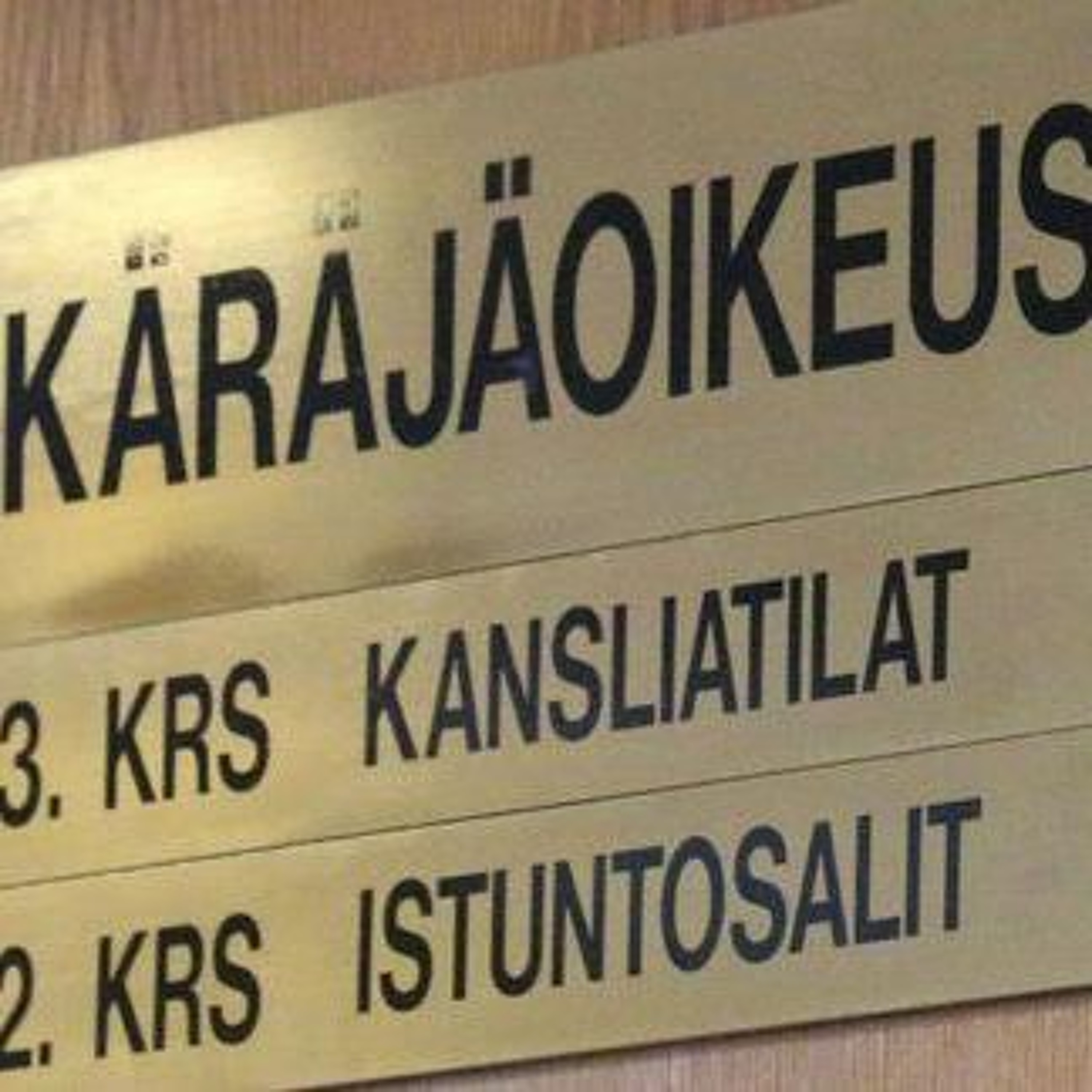 PUOSKAROINTIA HELSINGIN KÄRÄJÄOIKEUDESSA: Lähestymistä ja kieltoa 25.6.2015 episode artwork