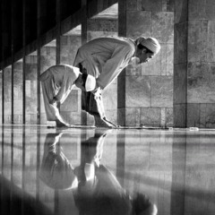 أفِق مِن سكْرتِك .. إنَّه المَوت - خالد الراشد