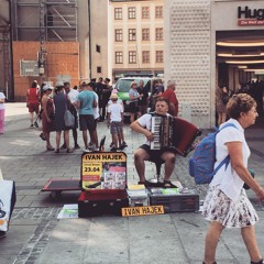 زمانی جوان بوده و معروف، اکنون اما می‌نوازد به یاد آن دورانش