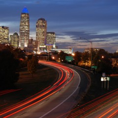 Hyvä poliisi ajaa autoa sillalla, moottoritiellä ja kaupungissa