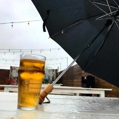 Gente en un bar, un día de lluvia