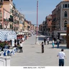 VENICE. CHATTING AND SHOPPING IN VIA GARIBALDI