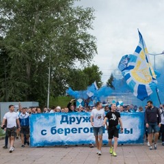 Идет фанат по городу