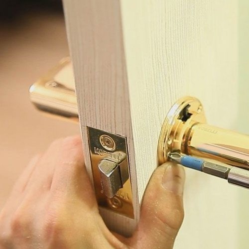 Высота врезки дверной ручки межкомнатной двери. Установка межкомнатных дверей и врезка замков. Врезка замка в межкомнатную дверь. Врезка межкомнатных замков. Врезание замков в межкомнатные двери.