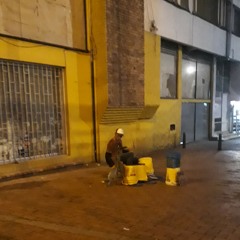 8:40pm. Batería de baldes y platillos en la estación de Alcalá.